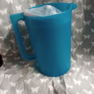 NEW Tupperware Classic Gallon Blue Pitcher with Lid